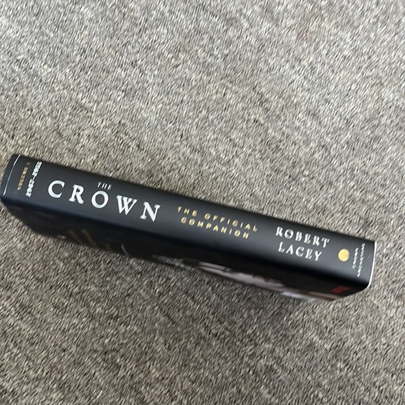The Crown companion book. Volume 1 - Picture 3 of 4